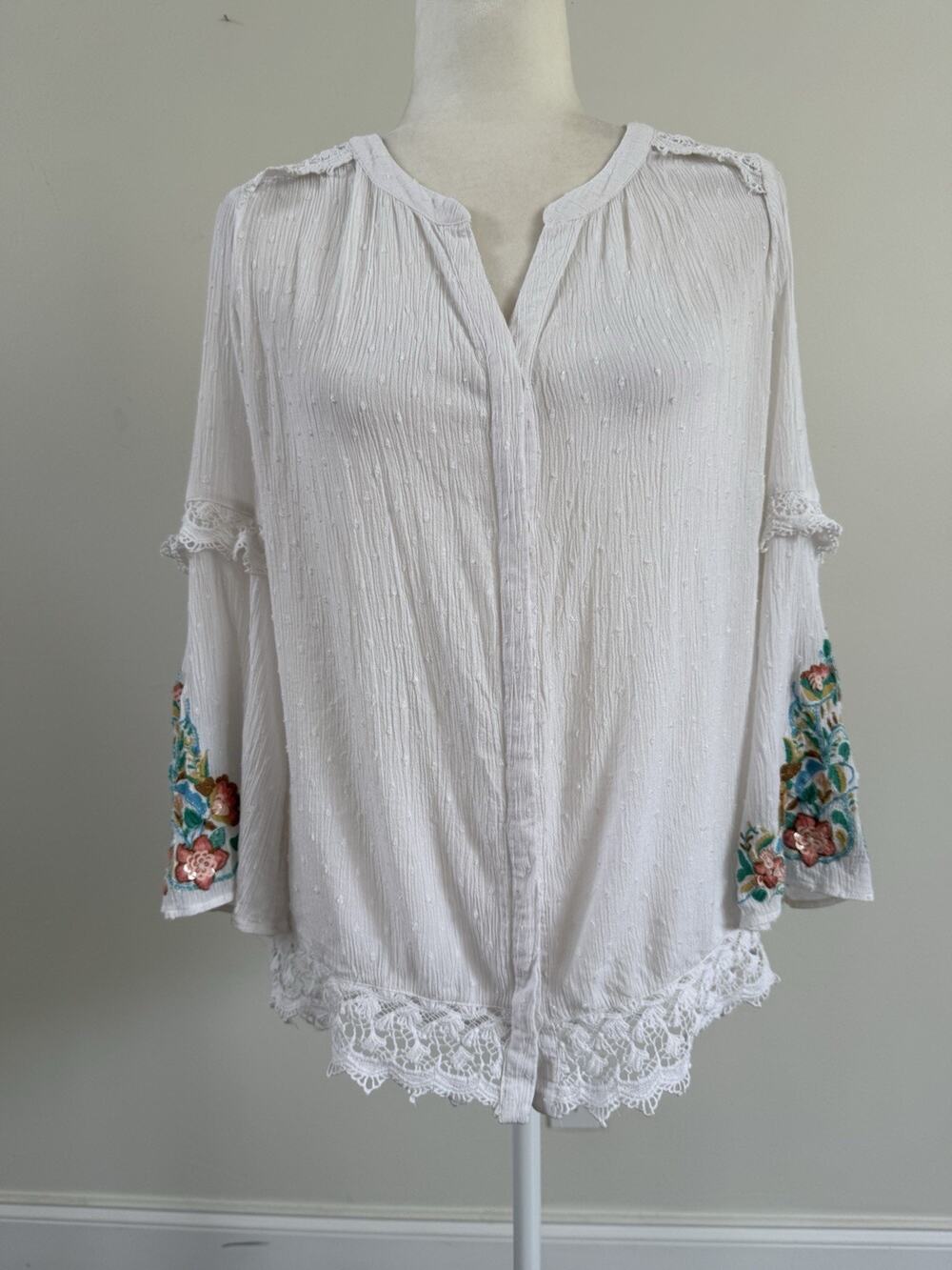 Chico's Women White SequinEmbroidered Floral V-Neck 3/4 Sleeve Rayon Blouse Sz 1